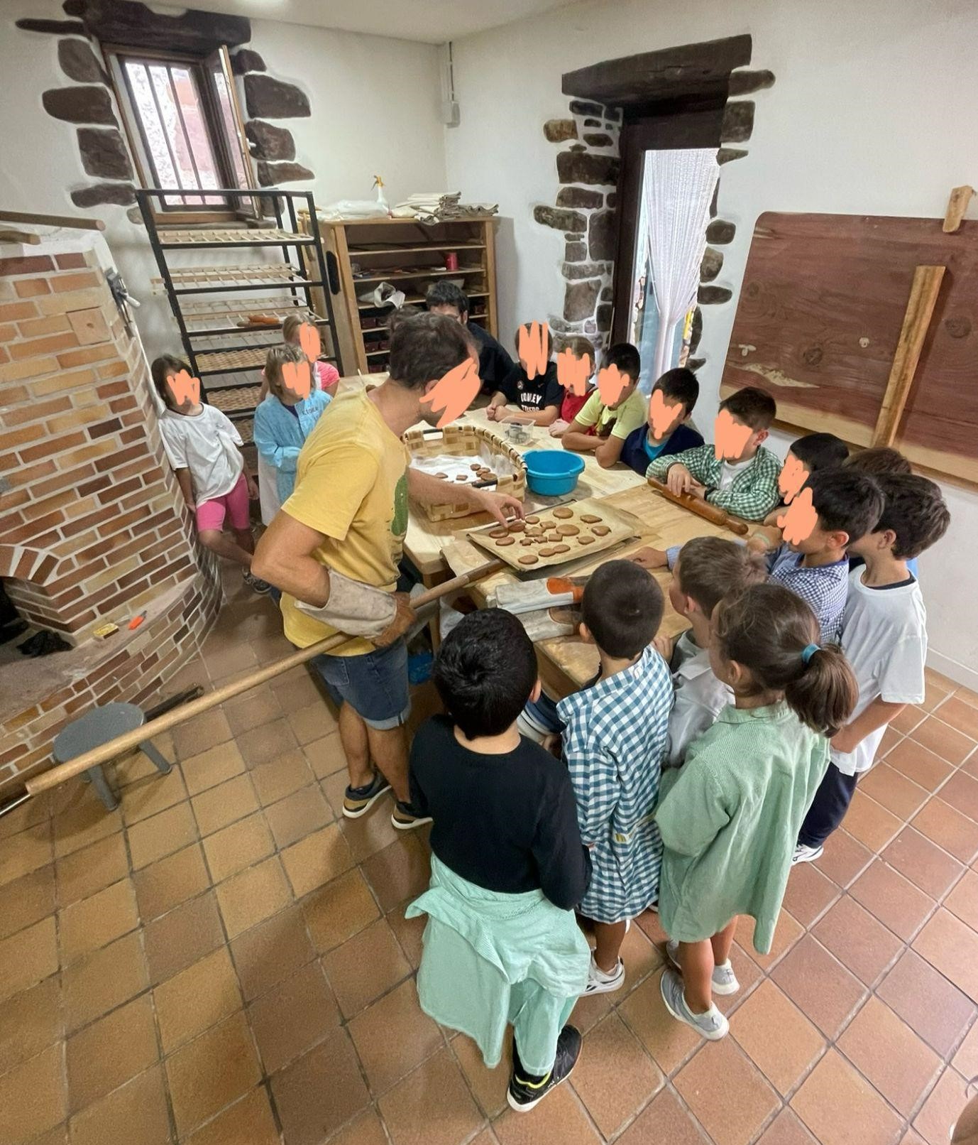 La escuela rural de Etxalar estudia sobre oficios de su pueblo en el obrador de pan